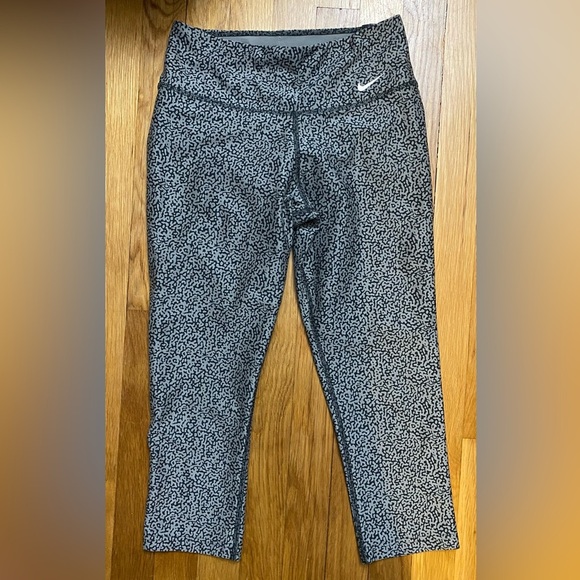Nike Dri-FIT Black and Gray Capri Leggings Size XS - Picture 2 of 7